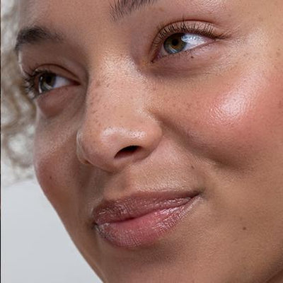 Blush crémeux avec une formulation de gel ultra-pigmentée